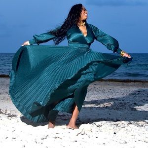 ❌SOLD ❌Beautiful emerald green flow dress.